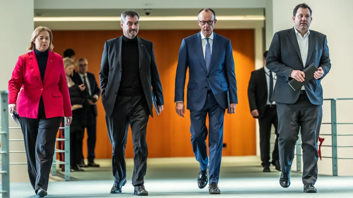 ARCHIV - 11.12.2025, Berlin: Bundeskanzler Friedrich Merz (2.v.r., CDU), Lars Klingbeil (r, SPD), Bundesminister der Finanzen, Bärbel Bas (SPD), Bundesministerin für Arbeit und Soziales, und Markus Söder (CSU), Ministerpräsident von Bayern und CSU-Vorsitzender kommen zur Presseunterrichtung zu den Ergebnissen der Beratungen nach dem Koalitionsausschuss im Kanzleramt. (zu dpa: «Koalition vor wegweisenden Wochen - AfD im Aufwind») Foto: Michael Kappeler/dpa +++ dpa-Bildfunk +++