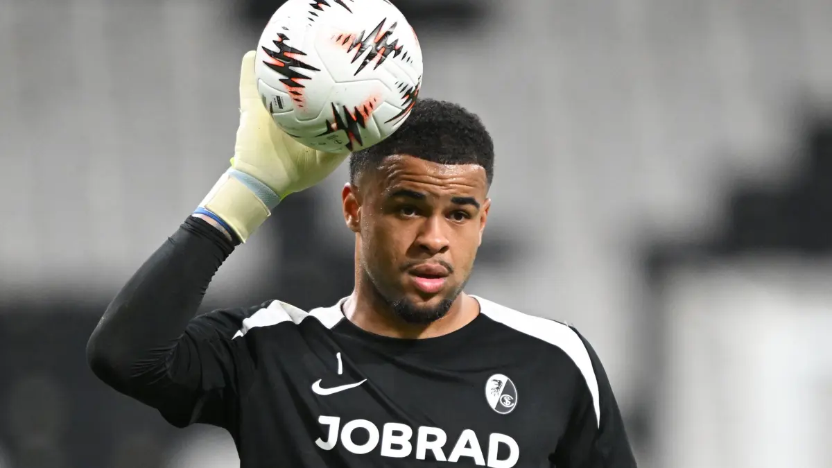 Vor dem Finale der Europa League: 19.05.2026, Türkei, Istanbul: Fußball, Männer: Europa League, vor dem Finale SC Freiburg - Aston Villa, Besiktas Park, Training SC Freiburg, Torwart Noah Atubolu (SC Freiburg) in Aktion. Foto: Robert Michael/dpa +++ dpa-Bildfunk +++