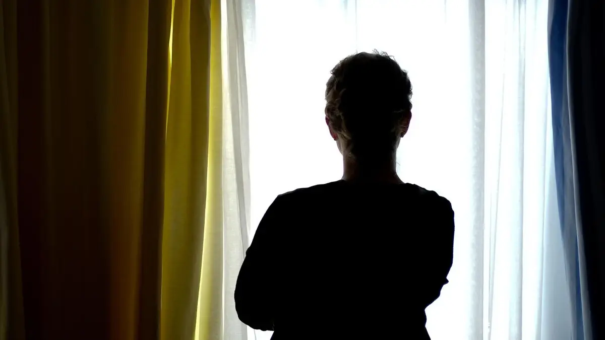 Häusliche Gewalt: ARCHIV - 28.08.2013, Niedersachsen, Nienburg: ILLUSTRATION - Eine junge Frau steht in einem Zimmer eines Frauenhauses. (zu dpa: «Landesregierung will Hilfenetz für Gewaltopfer ausbauen») Foto: Peter Steffen/dpa +++ dpa-Bildfunk +++