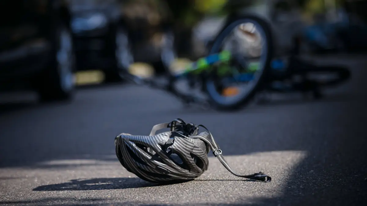 Symbolfoto zum Thema Fahrradunfall gestellte Szene. Ein zerbrochener Fahrradhelm liegt neben einem Fahrrad auf einer Strasse. Berlin, 21.08.2024. Berlin Deutschland *** Symbol photo on the topic Bicycle accident posed scene A broken bicycle helmet lies next to a bicycle on a street Berlin, 21 08 2024 Berlin Germany Copyright: xThomasxTrutschel/photothek.dex
