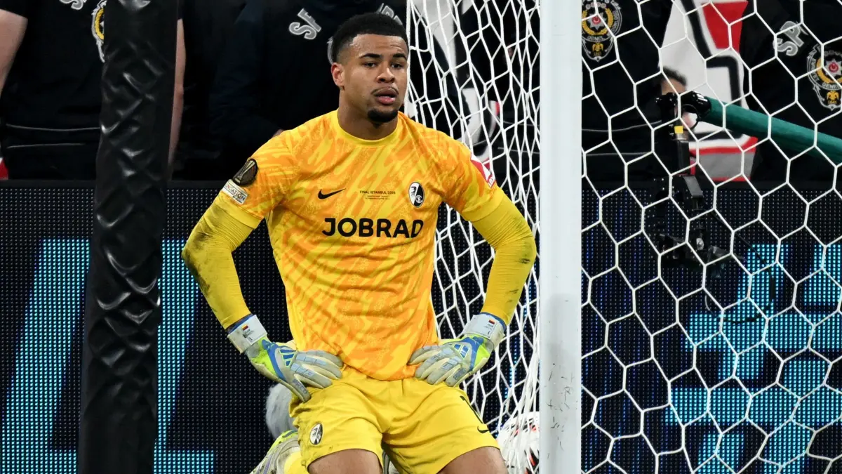 SC Freiburg - Aston Villa: 20.05.2026, Türkei, Istanbul: Fußball, Männer: Europa League, SC Freiburg - Aston Villa, Finale, Tüpras Stadyumu (Istanbul). Torwart Noah Atubolu (SC Freiburg) kniet nach dem 0:2 auf dem Rasen. Foto: Mustafa Alkac/dpa +++ dpa-Bildfunk +++