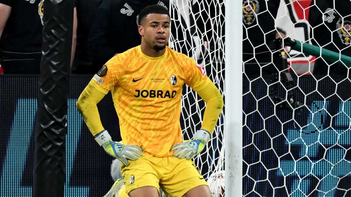 SC Freiburg - Aston Villa: 20.05.2026, Türkei, Istanbul: Fußball, Männer: Europa League, SC Freiburg - Aston Villa, Finale, Tüpras Stadyumu (Istanbul). Torwart Noah Atubolu (SC Freiburg) kniet nach dem 0:2 auf dem Rasen. Foto: Mustafa Alkac/dpa +++ dpa-Bildfunk +++