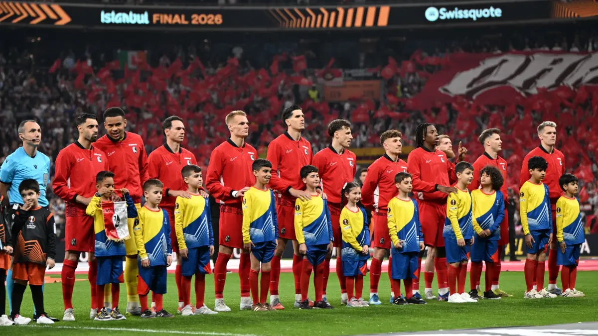 SC Freiburg - Aston Villa: 20.05.2026, Türkei, Istanbul: Fußball, Männer: Europa League, SC Freiburg - Aston Villa, Finale, Tüpras Stadyumu (Istanbul). Die Spieler des SC Freiburg haben vor dem Spiel Aufstellung zur Begrüßung genommen. Foto: Mustafa Alkac/dpa +++ dpa-Bildfunk +++