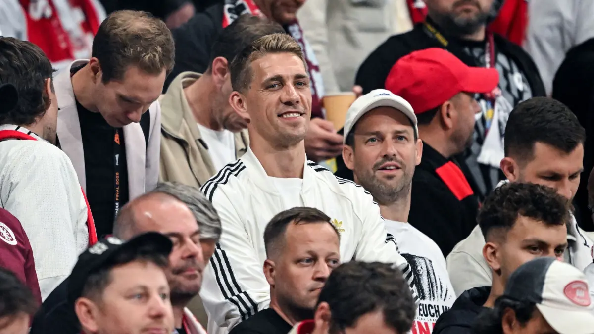SC Freiburg - Aston Villa: 20.05.2026, Türkei, Istanbul: Fußball, Männer: Europa League, SC Freiburg - Aston Villa, Finale, Tüpras Stadyumu (Istanbul). Der ehemalige Freiburger Stürmer Nils Petersen steht als Zuschauer auf der Tribüne. Foto: Robert Michael/dpa +++ dpa-Bildfunk +++