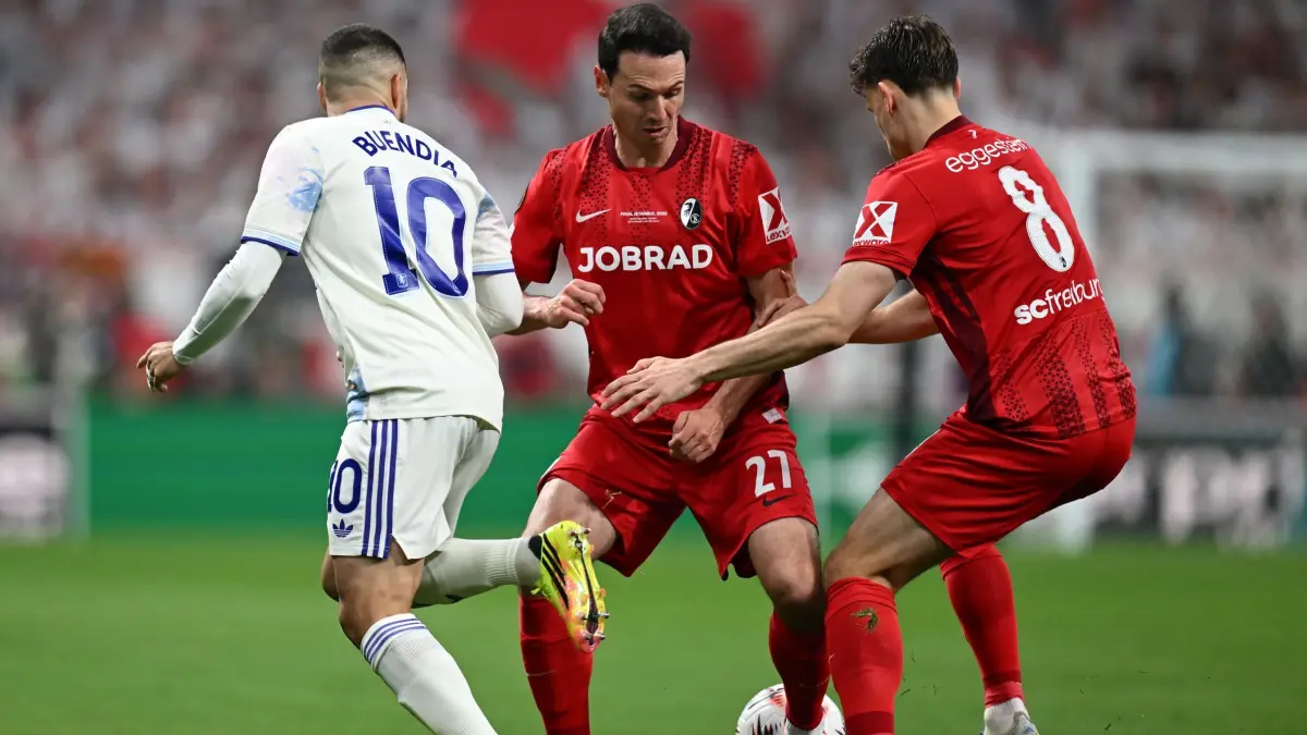 SC Freiburg - Aston Villa: 20.05.2026, Türkei, Istanbul: Fußball, Männer: Europa League, SC Freiburg - Aston Villa, Finale, Tüpras Stadyumu (Istanbul). Emiliano Buendia (l, Aston Villa) kämpft mit Nicolas Höfler (SC Freiburg) und Maximilian Eggestein (r, SC Freiburg) um den Ball. Foto: Mustafa Alkac/dpa +++ dpa-Bildfunk +++