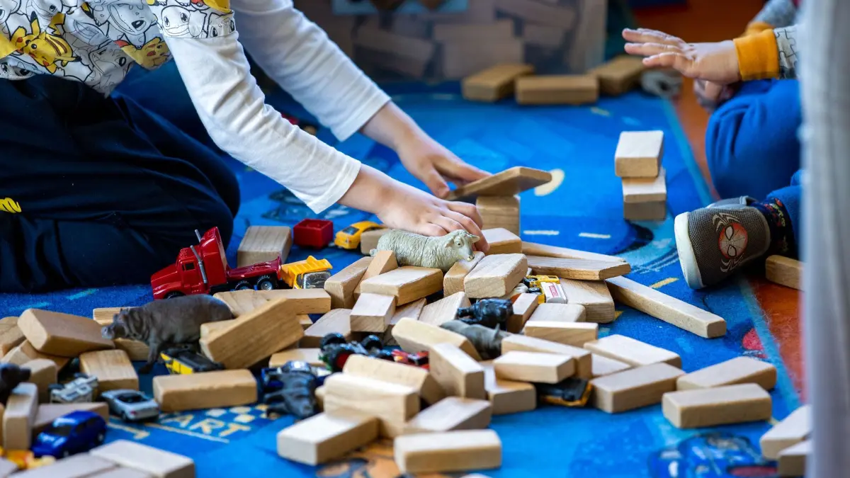Kindertagesstätte: ARCHIV - 20.05.2020, Mecklenburg-Vorpommern, Schwerin: Ein Junge und ein Mädchen spielen in einer Kindergruppe in einer Kindertagesstätte. (zu dpa: «Einigung auf mehr Personal für Kinderbetreuung im Land») Foto: Jens Büttner/dpa +++ dpa-Bildfunk +++