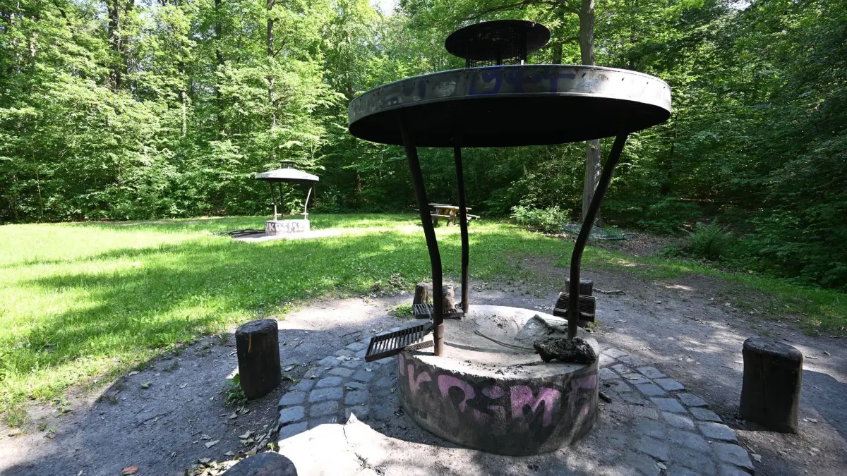 Wetter in Baden-Württemberg - Grillstelle: 26.05.2026, Baden-Württemberg, Stuttgart: Eine Grillstelle liegt in einem Waldgebiet. Das trockene und warme Wetter verstärkt die Gefahr von Waldbränden speziell an Grillstellen. (zu dpa: «Kühler, aber nicht sicherer: Warum der Wald brennen könnte») Foto: Bernd Weißbrod/dpa +++ dpa-Bildfunk +++