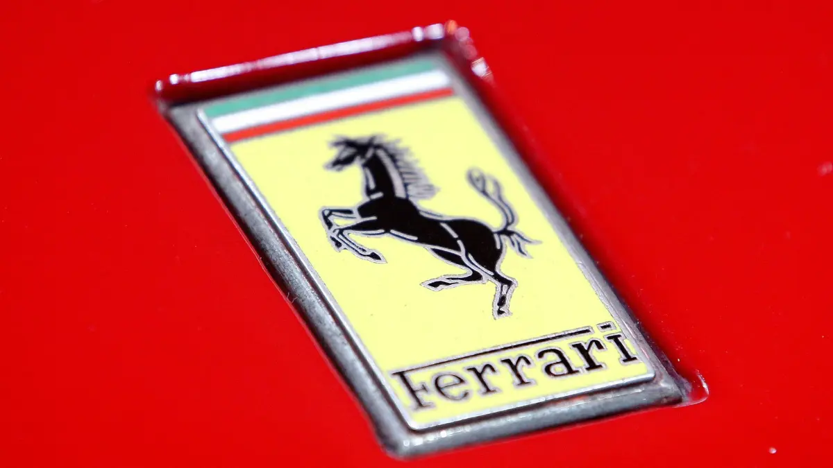 Ferrari: ARCHIV - 23.03.2022, Nordrhein-Westfalen, Essen: Das gallopierende Pferd der Automarke Ferrari klebt auf der Motorhaube eines Wagen. (zu dpa: «Spott und Häme für neuen Elektro-Ferrari») Foto: Roland Weihrauch/dpa +++ dpa-Bildfunk +++