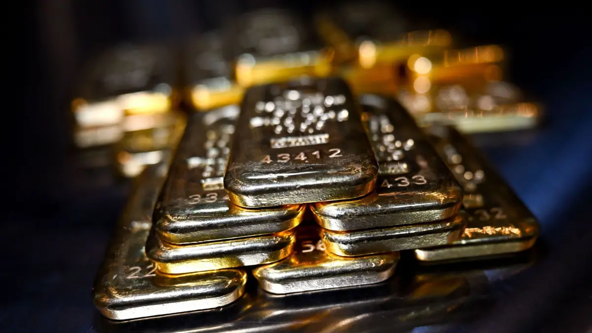ARCHIV - 02.02.2026, Bayern, München: Goldbarren liegen beim Edelmetallhändler Pro Aurum in einem Tresor auf einem Tisch. (zu dpa: «Früherer CIA-Agent soll Goldbarren im Millionenwert gestohlen haben») Foto: Sven Hoppe/dpa +++ dpa-Bildfunk +++
