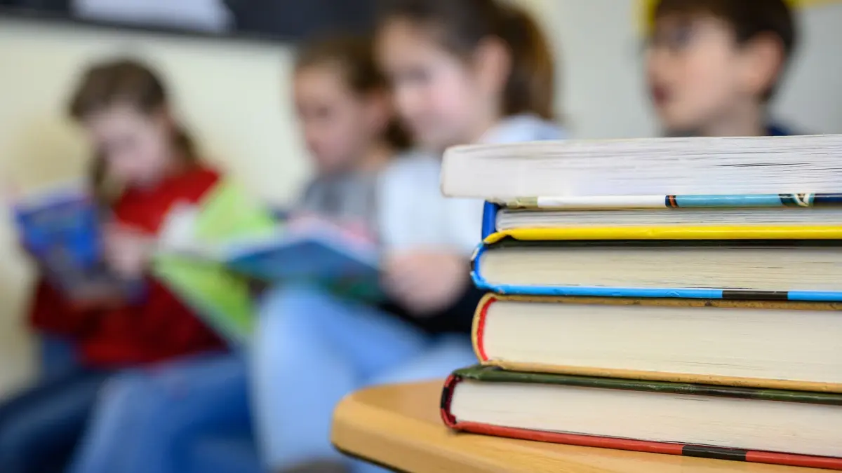 Leseband: ARCHIV - 10.12.2019, Baden-Württemberg, Stuttgart: Kinder lesen in einer Grundschule. Die Landesregierung möchte, dass Grundschüler mehr lesen. (zu dpa: «An allen Thüringer Grundschulen soll mehr gelesen werden») Foto: Sebastian Gollnow/dpa +++ dpa-Bildfunk +++