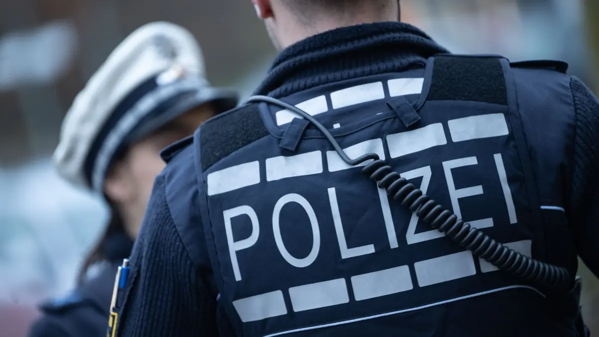Polizei: ILLUSTRATION - 30.11.2023, Baden-Württemberg, Stuttgart: Eine Polizistin (l) und ein Polizist gehen im Rahmen eines Fototermins eine Straße entlang (gestellte Szene). (zu dpa: «Mit Schrauben gespickter Hundeköder - Frau reagiert schnell») Foto: Marijan Murat/dpa +++ dpa-Bildfunk +++