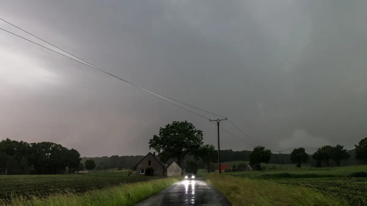 Gewitter mit Starkregen: 29.05.2026, Nordrhein-Westfalen, Ibbenbüren: Gewitter mit Starkregen nach Hitze in Nordrhein-Westfalen. Foto: David Ebener/dpa +++ dpa-Bildfunk +++