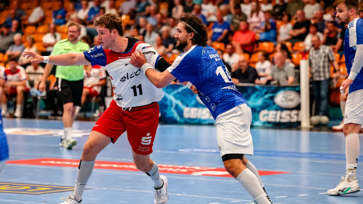 Dessau-Rosslauer HV 06 vs. HBW Balingen-Weilstetten, Handball, 2. Bundesliga, 33. Spieltag, Saison 2025/26, 29.05.2026: Bennet Strobel HBW Balingen-Weilstetten, 11 Zweikampf, Duell, Kampf Valentin Neagu Dessau-Rosslauer HV 06, 13, Dessau-Rosslauer HV 06 vs. HBW Balingen-Weilstetten, Handball, 2. Bundesliga, 33. Spieltag, Saison 2025/26, 29.05.2026, Dessau-Rosslauer HV 06 vs. HBW Balingen-Weilstetten, Handball, 2. Bundesliga, 33. Spieltag, Saison 2025/26, 29.05.2026 Dessau-Rosslau *** Bennet Strobel HBW Balingen Weilstetten, 11 duel, duel, fight Valentin Neagu Dessau Rosslauer HV 06, 13 , Dessau Rosslauer HV 06 vs HBW Balingen Weilstetten, Handball, 2 Bundesliga, 33 Matchday, Season 2025 26, 29 05 2026, Dessau Rosslauer HV 06 vs HBW Balingen Weilstetten, Handball, 2 Bundesliga, 33 Matchday, Season 2025 26, 29 05 2026 Dessau Rosslau Copyright: xEibner-Pressefoto/LauraxRoemerx EP_LRR