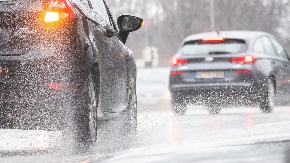 Autos fahren bei Regen: ARCHIV - Unwetterwarnung für Deutschland: Der Deutsche Wetterdienst rechnet zum Wochenende mit Gewittern, Starkregen und Sturmböen. Besonders bei stehendem Wasser auf der Fahrbahn besteht Aquaplaning-Gefahr. Foto: Julian Stratenschulte/dpa/dpa-mag - Honorarfrei nur für Bezieher des Dienstes dpa-Magazin +++ dpa-Magazin +++