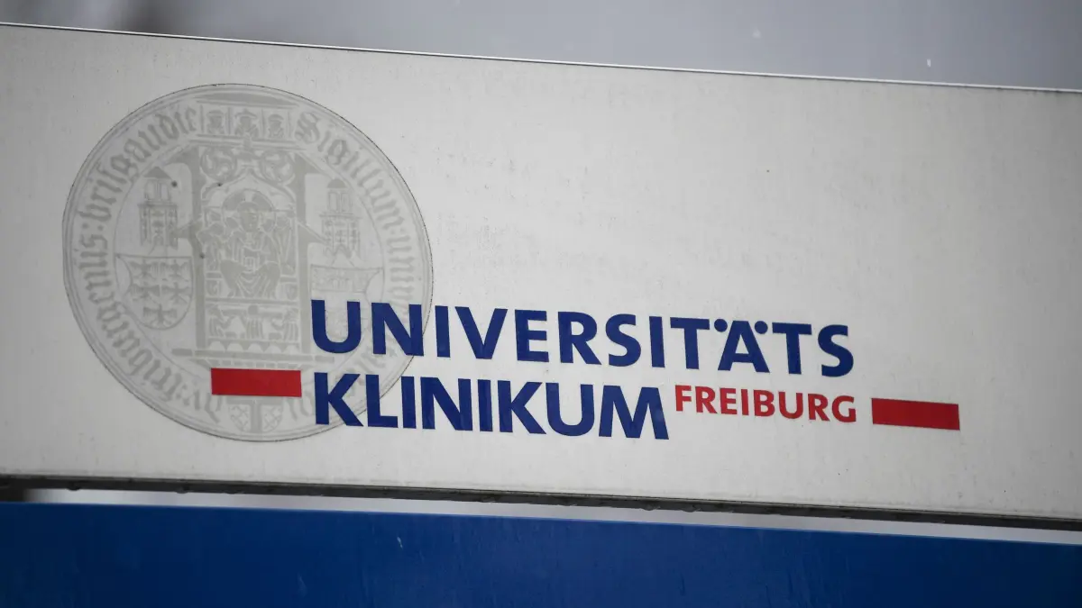 Uniklinik Freiburg: ARCHIV - 10.03.2020, Baden-Württemberg, Freiburg: Ein Schild mit der Aufschrift "Universitätsklinikum Freiburg" steht vor einem Gebäude. (zu dpa: «Klinik-Daten gestohlen - Was Patienten jetzt tun können») Foto: Patrick Seeger/dpa +++ dpa-Bildfunk +++