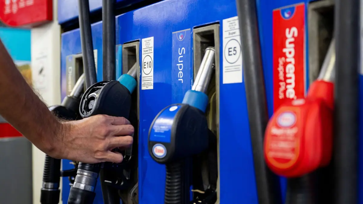 ARCHIV - 01.09.2022, Bayern, München: Ein Autofahrer hängt an einer Tankstelle eine Zapfpistole in die Zapfsäule. (zu dpa: «Tankrabatt und Ölpreise drücken Spritkosten im Mai») Foto: Lennart Preiss/dpa +++ dpa-Bildfunk +++