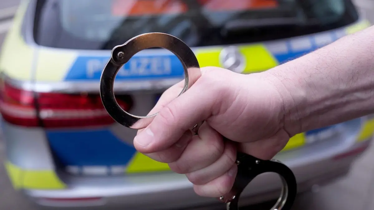 Die Polizei nahm den Mann in Gewahrsam und brachte ihn schlussendlich ins Krankenhaus (Symbolbild).