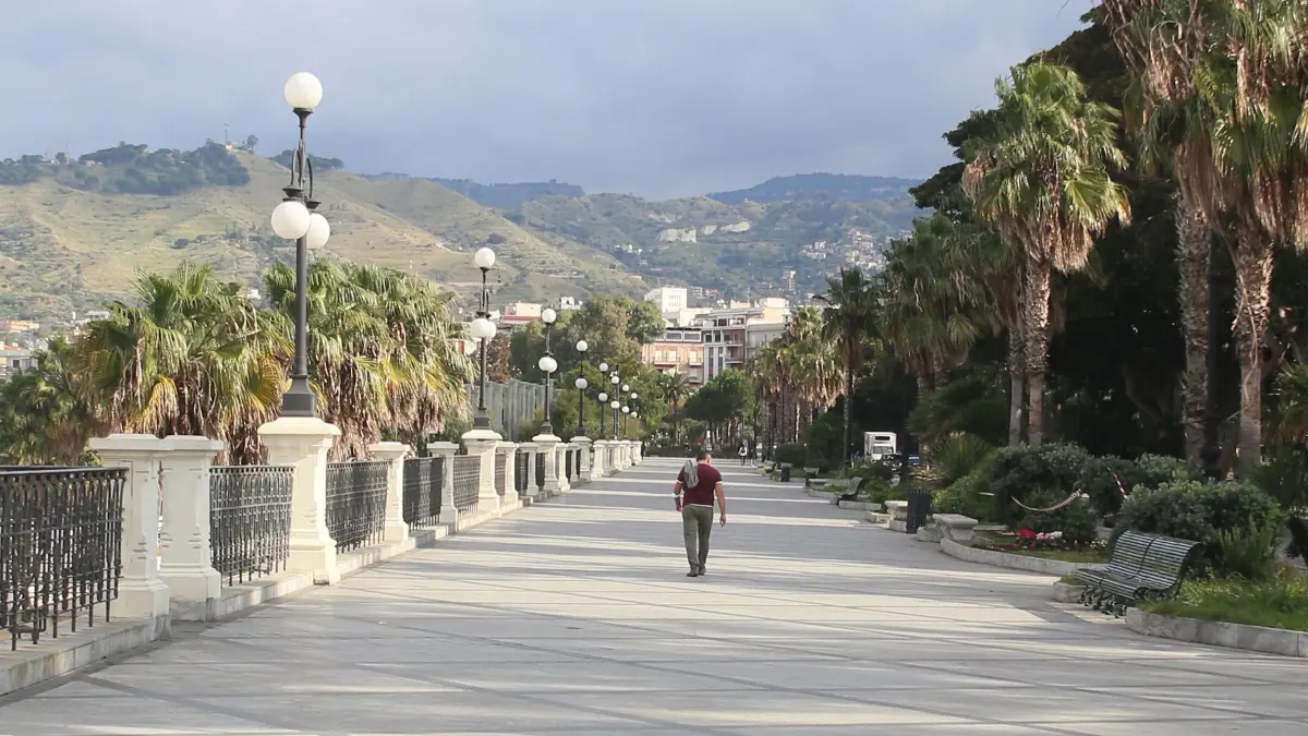Reggio Calabria: ARCHIV - 06.11.2020, Italien, Reggio Calabria: Ein Mann geht in Reggio Calabria an einer leeren Promenade spazieren. (zu dpa: «LKA: Kriminelle Netzwerke unterwandern die Gesellschaft») Foto: Domenico Notaro/LaPresse via ZUMA Press/dpa +++ dpa-Bildfunk +++