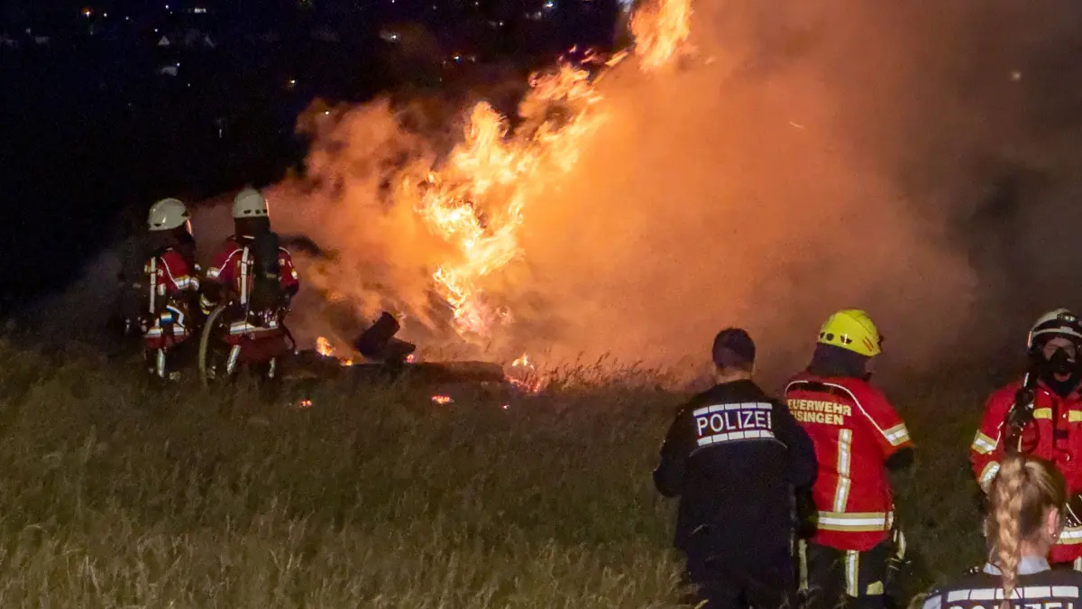 Ein gewaltiges Holzfeuer im Wald oberhalb von Thanheim sorgte am Mittwochabend für einen Großeinsatz der Bisinger Feuerwehr. Ein Flächenbrand konnte verhindert werden.