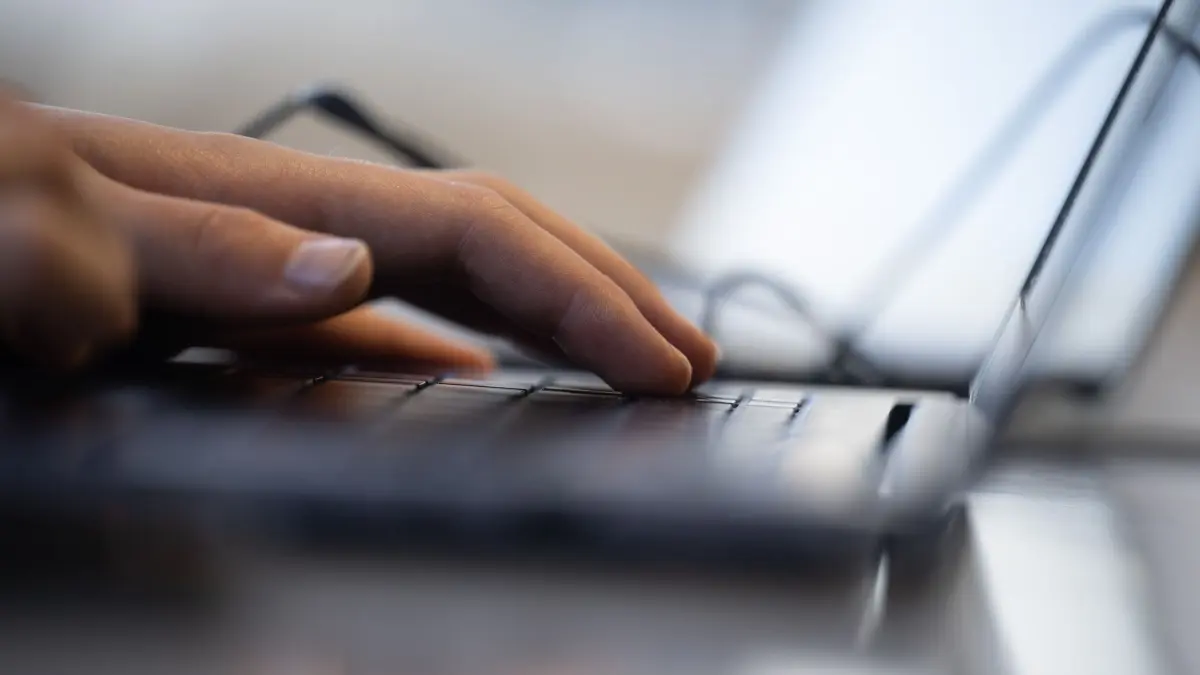 Arbeit am Computer: ARCHIV - Vorsicht bei Horoskop-Webseiten: Viele Nutzer berichten von unerwarteten Rechnungen und Inkassoschreiben, obwohl sie nur kostenlose oder Test-Angebote genutzt haben. (zu dpa: «Keine Sternstunde: Per Online-Horoskop in die Astro-Abofalle») Foto: Sebastian Gollnow/dpa - Honorarfrei nur für Bezieher des dpa-Themendienstes +++ dpa-Themendienst +++