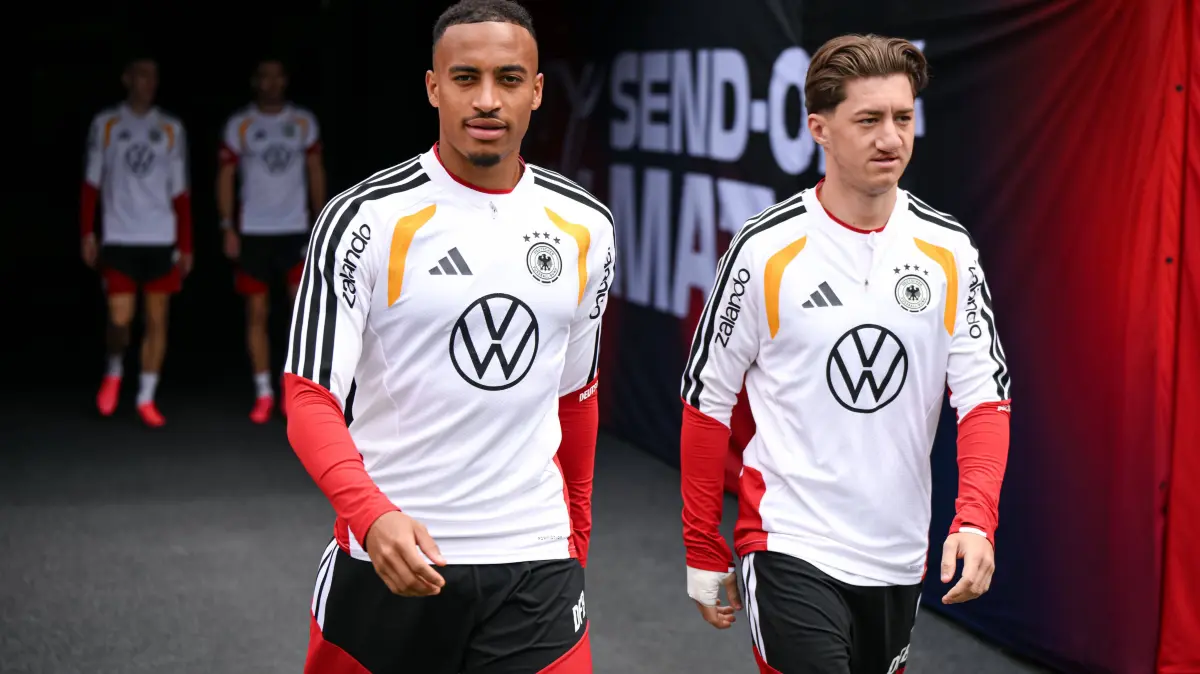 Fussball WM 2026, Training Deutschland im Chicago : Fussball WM 2026 Vorbereitung Deutschland im Chicago 05.06.2026 Abschlusstraining der deutschen Nationalmannschaft im Solider Field Stadion vor dem Testspiel gegen die USA: Jamie Leweling li und Angelo Stiller re kommen ins Stadion *** Soccer World Cup 2026 preparation Germany in Chicago 05 06 2026 Final training of the German national team at Solider Field Stadium before the test match against the USA Jamie Leweling left and Angelo Stiller right enter the stadium