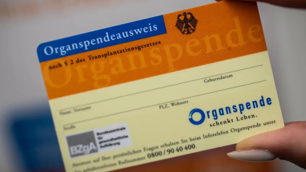 Organspendeausweis: ARCHIV - 18.03.2024, Berlin: Einen Organspendeausweis bekommt man kostenfrei in Arztpraxen, in Apotheken oder online als PDF. (zu dpa: «Sachsen bei Organspender-Quote bundesweit auf Platz zwei») Foto: Michael Kappeler/dpa/dpa-tmn +++ dpa-Bildfunk +++