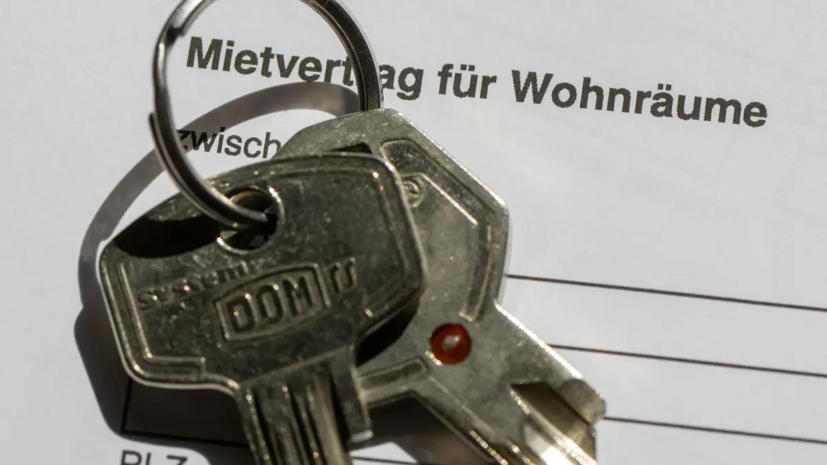 Ein Wohnungsschlüssel liegt auf einem Mietvertrag für eine Wohnung. Doch ist die Miete günstig, durchschnittlich oder eher hoch? Diese Frage soll in Oranienburg künftig leichter zu beantworten sein. Die Stadt lässt einen Mietspiegel erstellen.