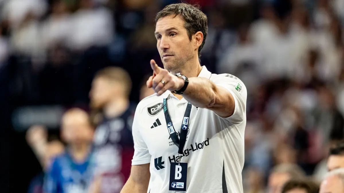 Trainer Torsten Jansen vom HSV Hamburg: ARCHIV - 22.12.2024, Hamburg: Handball, Bundesliga, HSV Hamburg - SG Flensburg-Handewitt, 16. Spieltag, Barclays Arena. Hamburgs Trainer Torsten Jansen coacht sein Team an der Seitenlinie. (zu dpa: «Flensburg verliert Berlin – Kiel mit schwächster Saison») Foto: Axel Heimken/dpa +++ dpa-Bildfunk +++