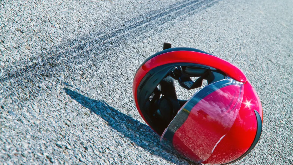 Ein Unfall mit Motorrad. Verkehrsunfall mit Bremsspur auf Strasse. Symbolfoto. McPBBO *** An accident with motorcycle traffic accident with skid mark on road symbol photo McPBBO McPBBO