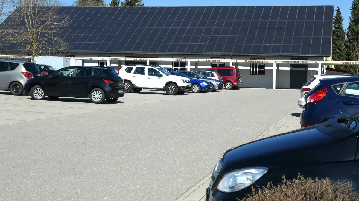 Der Installation von Photovoltaik-Anlagen auf Dächern und über Parkplätzen gibt die CDU-Stadtratsfraktion den Vorzug, wobei sie eindringlich auf die Speicherproblematik hinweist.