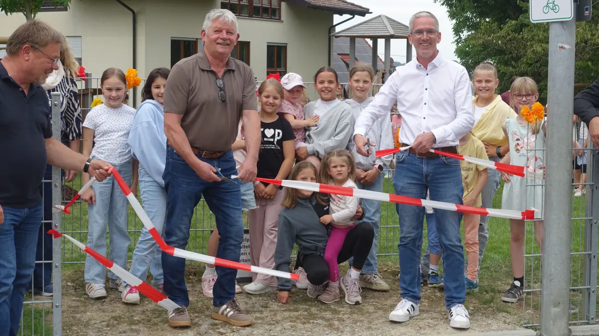 Holzhausens Ortsvorsteher Armin Hipp und Bürgermeister Jens Keucher freuen sich - mindestens genauso wie die Kinder -, dass der neue Spielplatz jetzt eingeweiht werden kann.