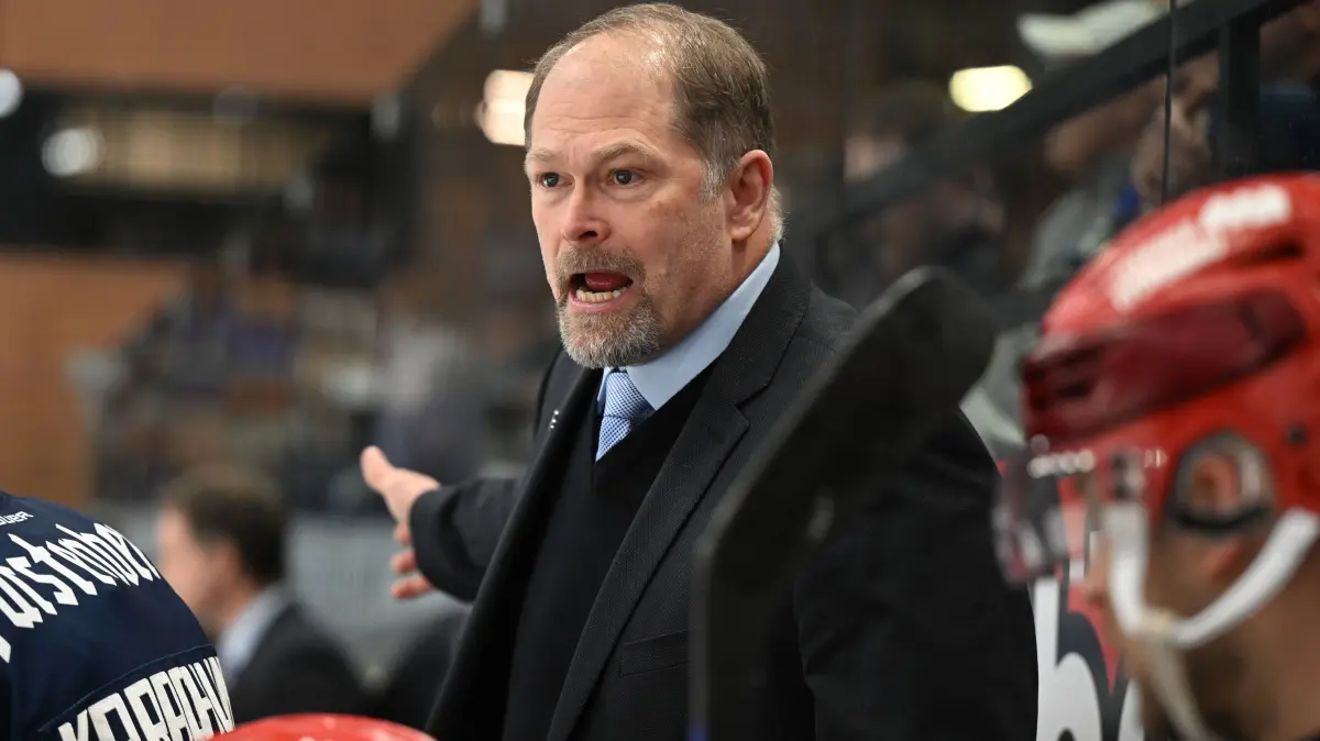 Steve Walker Chef-Trainer Schwenninger Wild Wings enttaeuscht, frustriert Schwenninger Wild Wings gegen Augsburger Panther, DEL, Hauptrunde, Spieltag 50, Saison 2025/2026, 20260308 Schwenninger Wild Wings gegen Augsburger Panther DEL, Hauptrunde, Spieltag 50, Saison 2025/2026, 20260308 Schwenningen *** Steve Walker Head Coach Schwenninger Wild Wings disappointed, frustrated Schwenninger Wild Wings vs. Augsburger Panther, DEL, Main Round, Matchday 50, Season 2025 2026, 20260308 Schwenninger Wild Wings vs. Augsburger Panther DEL, Main Round, Matchday 50, Season 2025 2026, 20260308 Schwenningen Copyright: xEibner-Pressefoto/SvenxLaeglerx EP_SVL