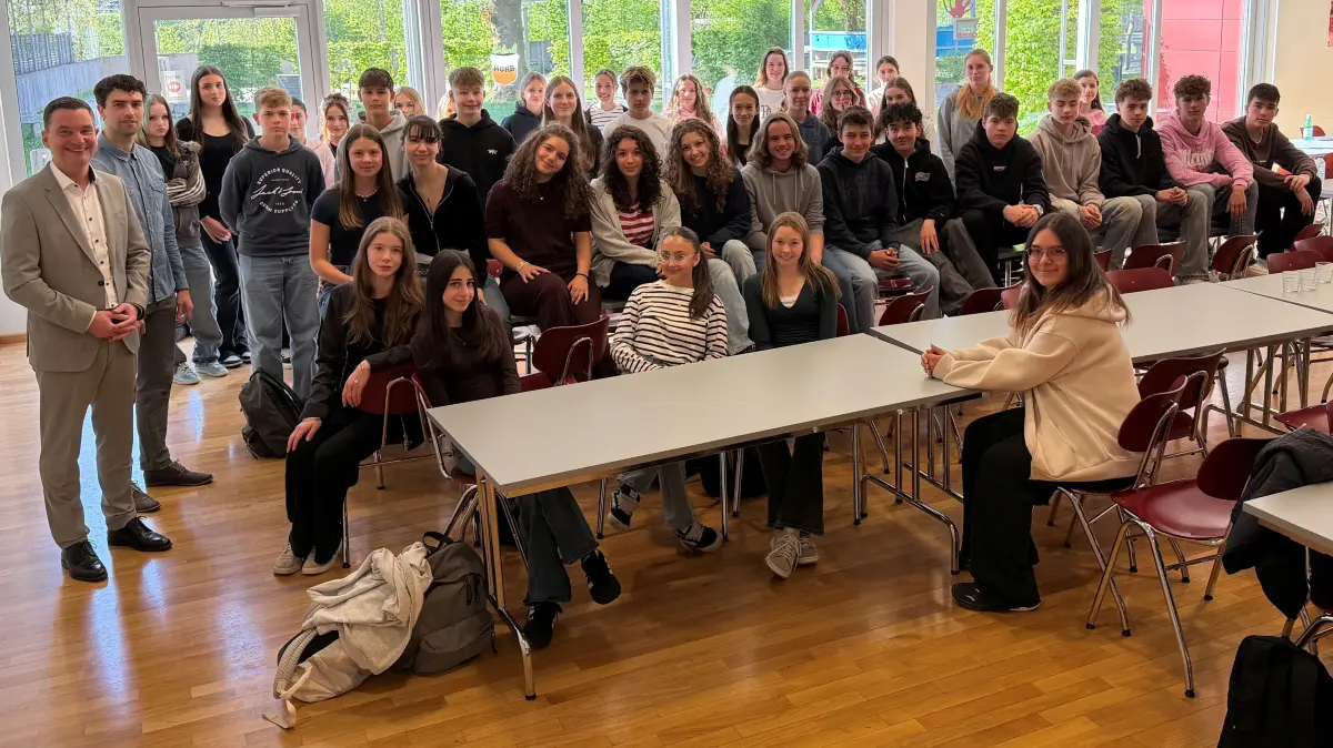 Eine Schulstunde der anderen Art erleben die Neuntklässler am Martin-Gebert-Gymnasium Horb mit Klaus Mack und Lehrer Mike Schneider (von links).