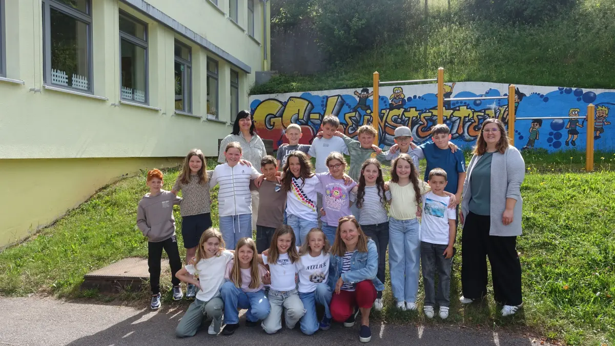 Die Klasse 3 und 4 der Grundschule Leinstetten freuen sich mit ihrer Lehrerin Bettina Konrad über den Gewinn beim Lesespaß des Schwarzwälder Boten.
