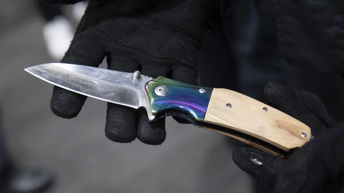 ARCHIV - 28.07.2023, Berlin: Symbolfoto: Ein Bundespolizist zeigt ein sichergestelltes Messer am Berliner Bahnhof Ostkreuz. (zu dpa: «Nach Messerangriff in Fanzone: Hagel fordert Konsequenzen») Foto: Paul Zinken/dpa +++ dpa-Bildfunk +++