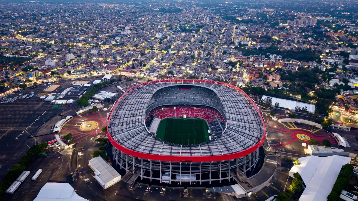 ARCHIV - 10.05.2026, Mexiko, Mexiko-Stadt: Das Aztekenstadion, Austragungsort des Eröffnungsspiels der FIFA Fussball-Weltmeisterschaft 2026 (Luftaufnahme mit Drohne). Mexiko wird die FIFA Fussball-Weltmeisterschaft 2026 im Juni und Juli diesen Jahres gemeinsam mit den Vereinigten Staaten und Kanada ausrichten. (zu dpa: «Fußball-Tempel für große Dramen: Das Aztekenstadion») Foto: Li Muzi/XinHua/dpa +++ dpa-Bildfunk +++
