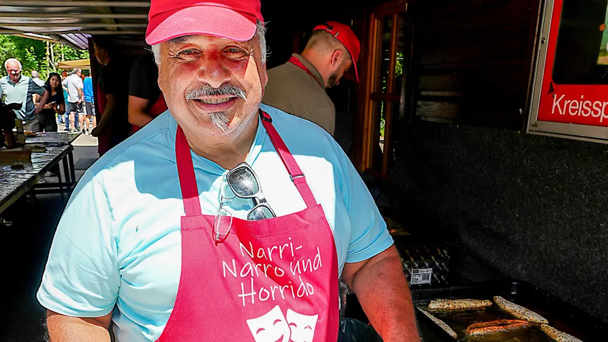 Ein harter Job am Grill wird mit einem Lächeln erledigt.