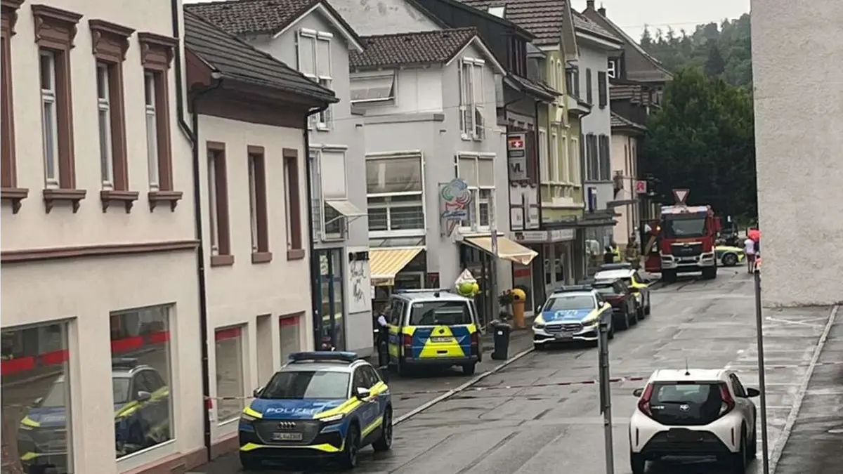 Polizeikräfte waren auch in der Hebelstraße zugegen.