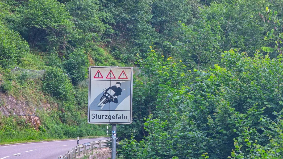 Bei den Allerheiligen-Wasserfällen ist ein Jugendlicher mit einem Leichtkraftrad verunglückt.