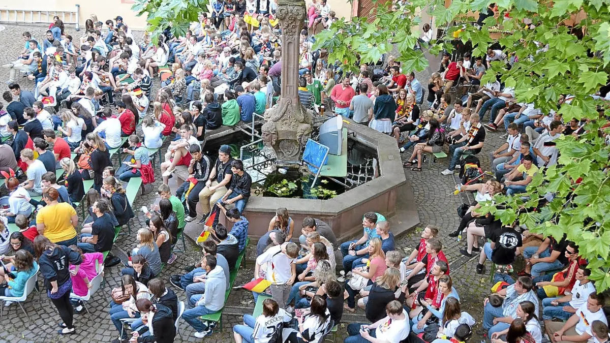 Früher gab es in Oberndorf beispielsweise Public Viewing im Klosterhof - wie sieht es in diesem Jahr aus? (Archivfoto)