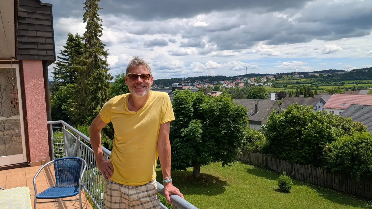 Christoph Sieber auf dem Balkon seines Elternhauses und im Hintergrund seine Heimatgemeinde Niedereschach, in der die Menschen stolz auf ihren in ganz Deutschland bekannten Bürgersohn sind.