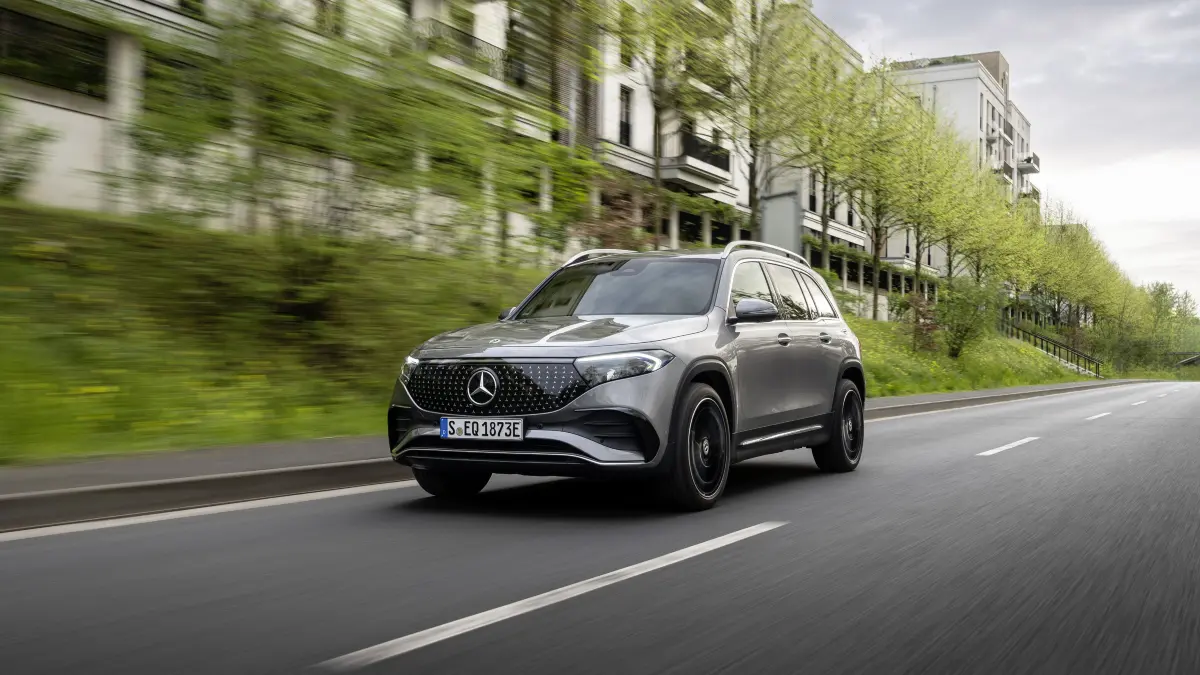 Mercedes-Benz EQB 300 4MATIC, mountaingrau. EQB 300 4MATIC | Energieverbrauch kombiniert: 19,2-17,2 kWh/100 km | CO₂-Emissionen kombiniert: 0 g/km | CO₂-Klasse: A;WLTP: Stromverbrauch kombiniert: 14,4-19,2 kWh/100 km; CO2-Emissionen kombiniert: 0 g/km*
Mercedes-Benz EQB 300 4MATIC, mountain grey,EQB 300 4MATIC | energy consumption combined: 19,2-17,2 kWh/100 km | CO₂ emissions combined: 0 g/km | CO₂ class: A;WLTP: Combined electric energy consumption: 14.4-19.2 kWh/100 km; combined CO2 emissions: 0 g/km*
