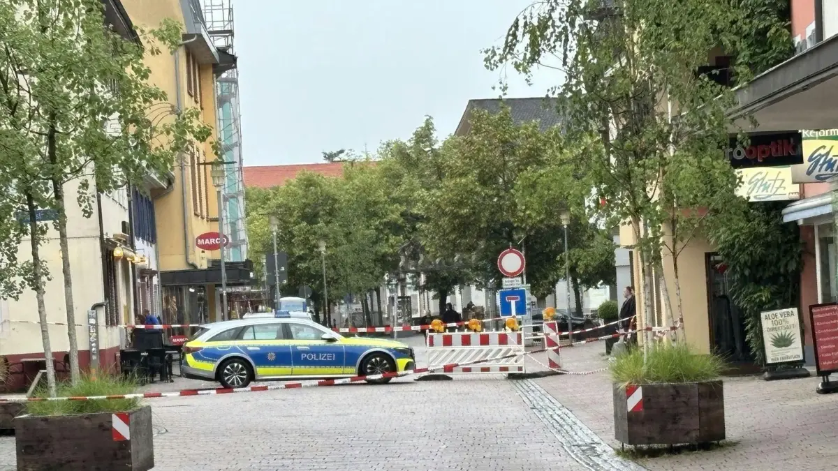 Einsatzkräfte der Polizei haben den angrenzenden Bereich beim betroffenen Gebäude abgesperrt.