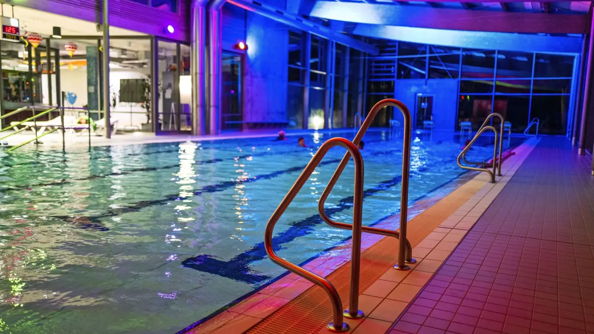 Das Haiterbacher Hallenbad - farbenfroh beleuchtget
