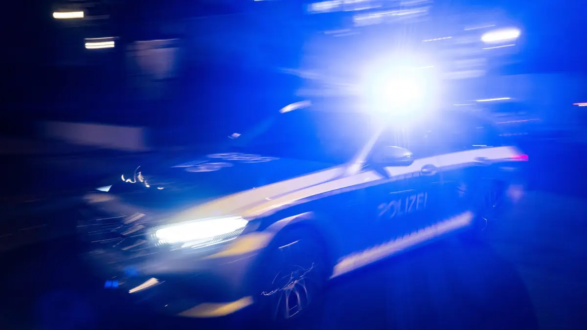 ILLUSTRATION - 30.11.2023, Baden-Württemberg, Stuttgart: Ein Polizeifahrzeug fährt mit Blaulicht an einem Gebäude vorbei. (zu dpa: «Polizei nimmt Autofahrer nach Verfolgungsjagd fest») Foto: Marijan Murat/dpa +++ dpa-Bildfunk +++