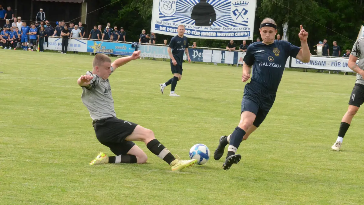 Phönix Pfalzgrafenweiler (in Blau) konnte am letzten Spieltag der Kreisliga B Staffel 1 mit einem Sieg gegen den SV Wittlensweiler den Relegationsplatz behaupten.