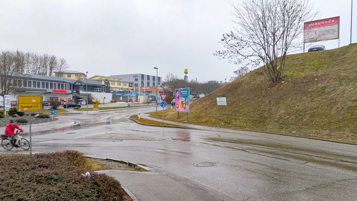 Beim Kreisverkehr an der Stettener Straße, am Hang unterhalb des Bauhaus – Parkplatzes, soll die dringend benötigte Wasserdruckerhöhungsanlage gebaut werden.