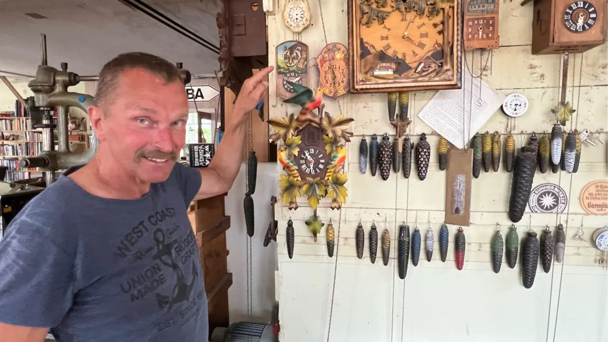 Gerold Schwer vor einigen seiner gesammelten Kuckucksuhren in der ehemaligen Uhrenfabrik der Gebrüder Kuner in Schonach.
