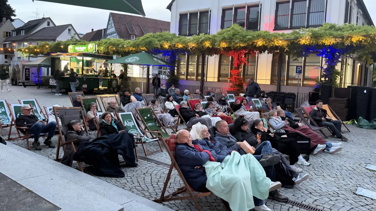 Trotz des gemäßigten Wetters war der Rathausplatz zum Open-Air-Auftakt gut besucht.