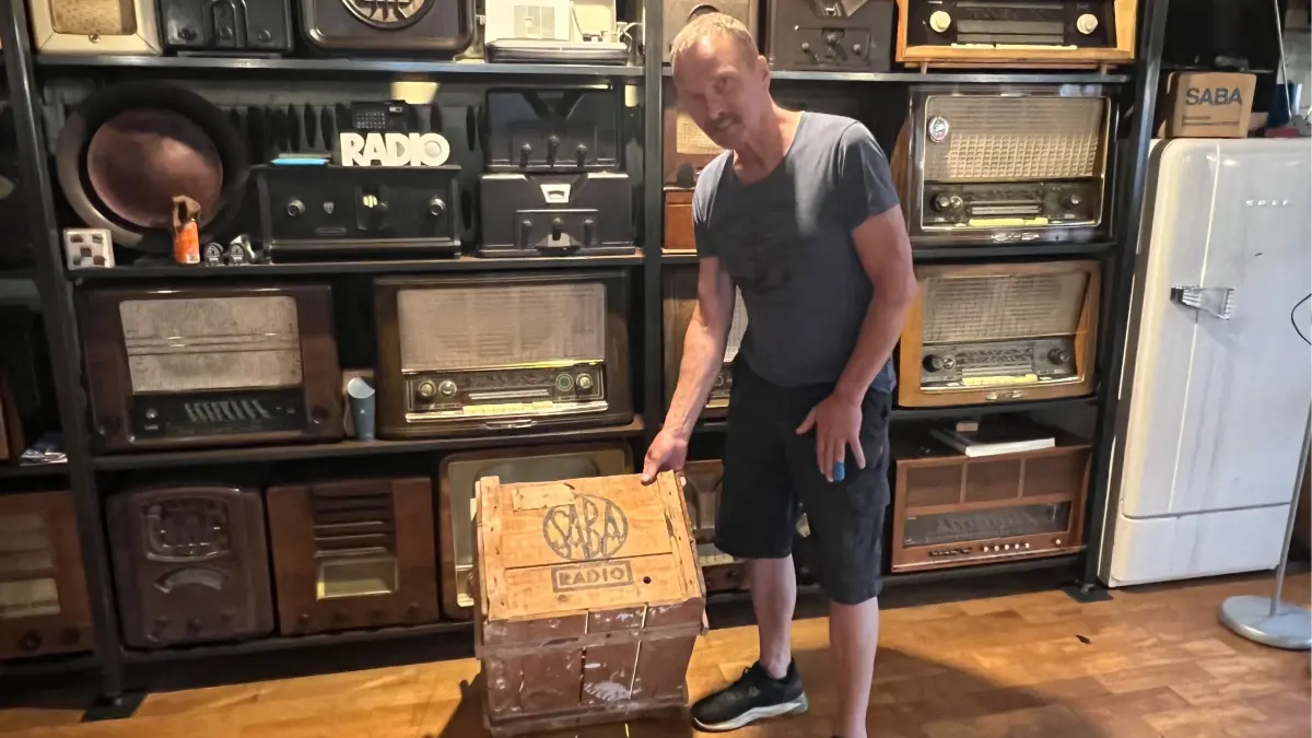 Nicht wenige dieser alten Radiogeräte sind von der Firma Saba. Gerold Schwer freute sich, als unlängst jemand sogar die Original-Transportkiste dazu vorbei brachte.